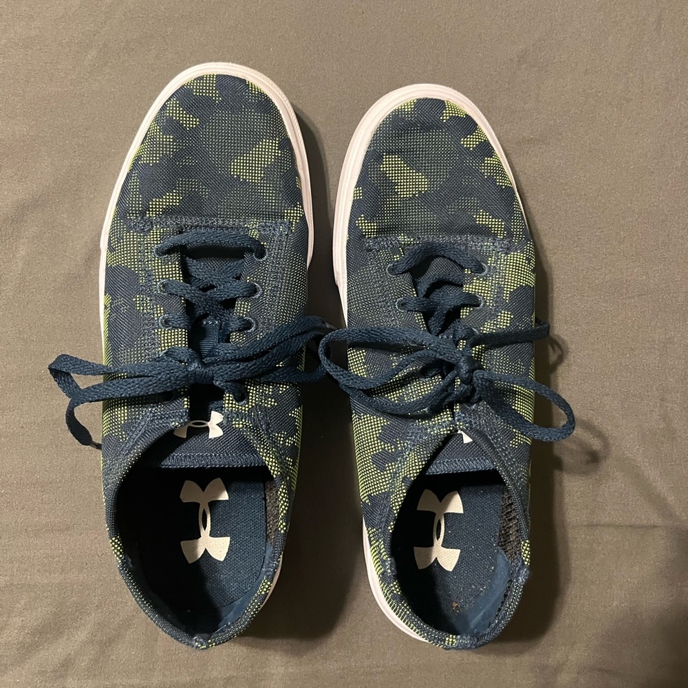 Kids Under Armour Kickit2 low Utility Running Shoe size 5